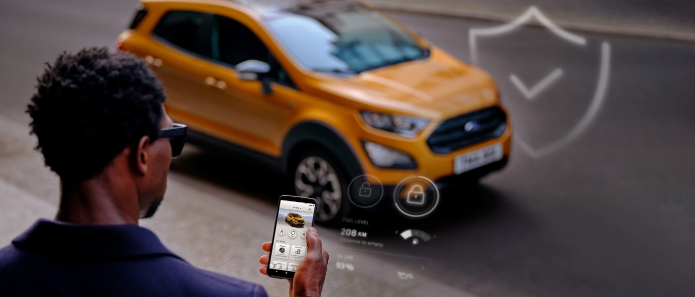 Mann mit Handy steuert per App sein Auto an - OPTIMAL VERKNÜPFT