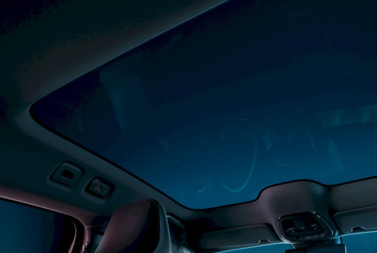 Das serienmäßige Panorama-Glasdach schafft eine offene, natürliche Atmosphäre im Innenraum, sorgt für eine angenehme Temperatur und reduziert Außengeräusche. - Der Volvo C40 Recharge Pure Electric in Bildern
