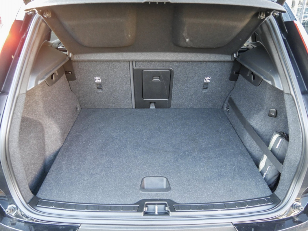 Volvo XC40 T3 - SUV/Off-road - Schwarz - Gebrauchtwagen - Bild 12