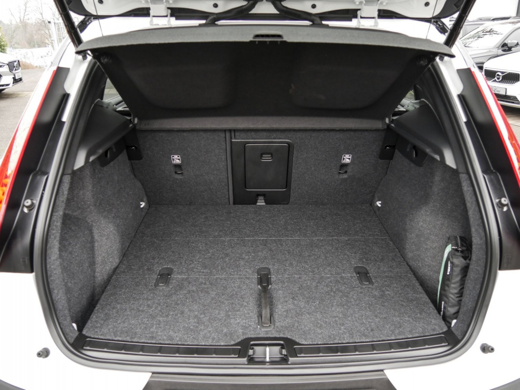 Volvo XC40 P6 Recharge - SUV/Off-road - Weiss - Gebrauchtwagen - Bild 12