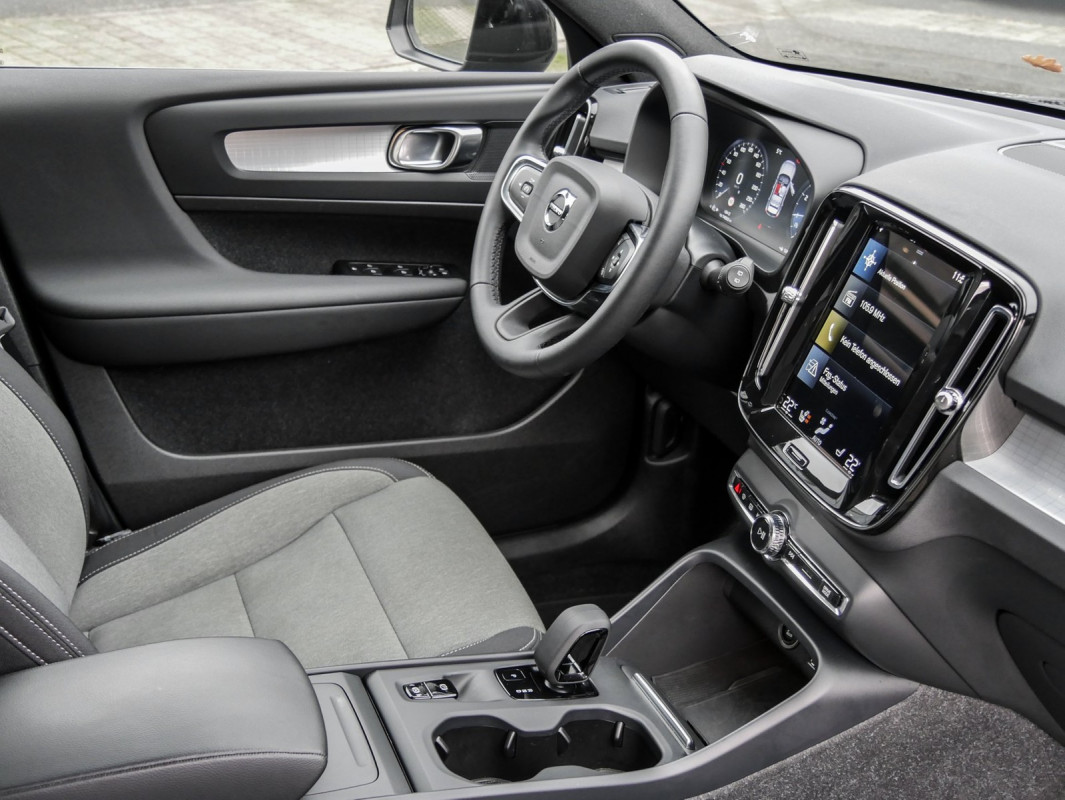 Volvo XC40 T3 - SUV/Off-road - Schwarz - Gebrauchtwagen - Bild 3