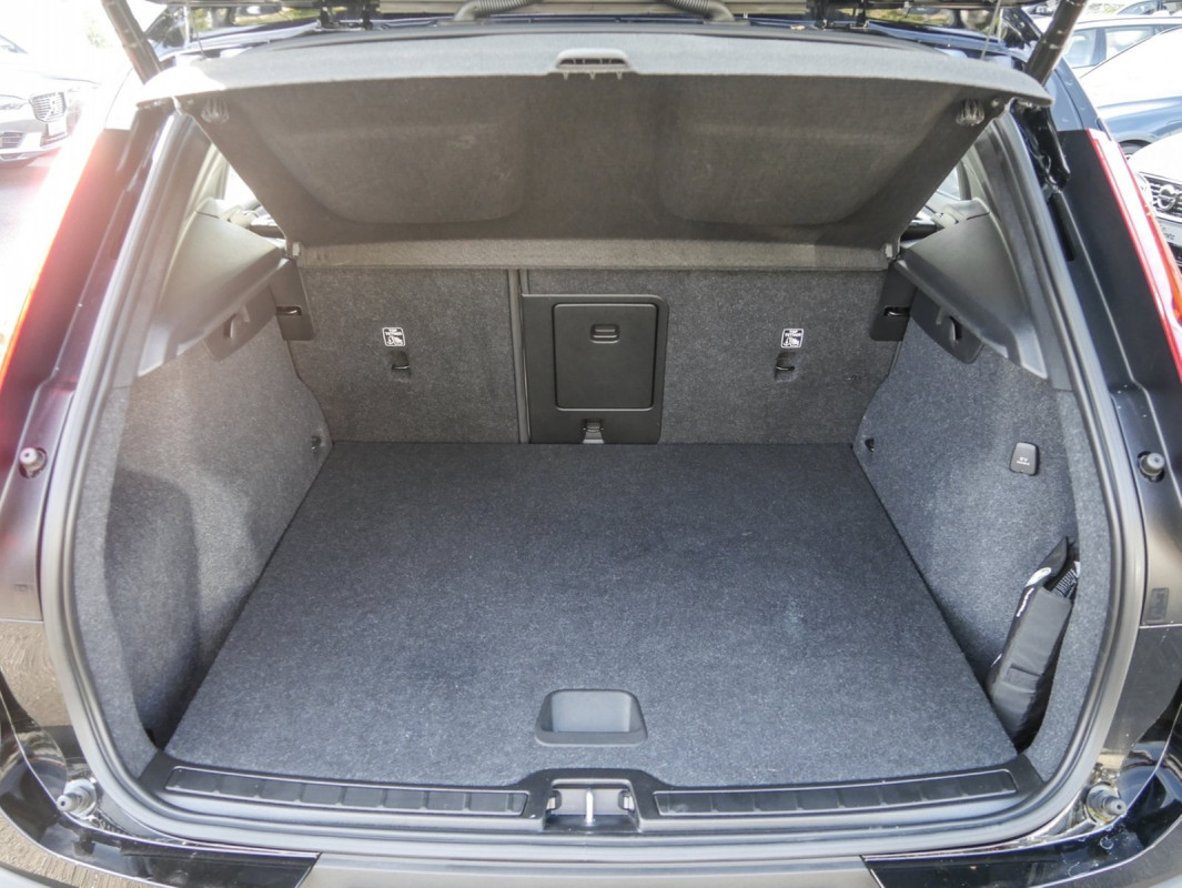 Volvo XC40 B4 (B) - SUV/Off-road - Schwarz - Gebrauchtwagen - Bild 12