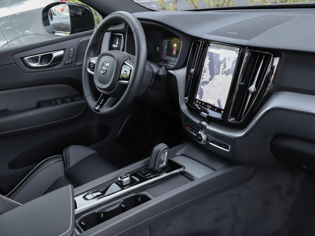 Volvo XC60 T6 TE AWD - SUV/Off-road - Blau - Gebrauchtwagen - Bild 3