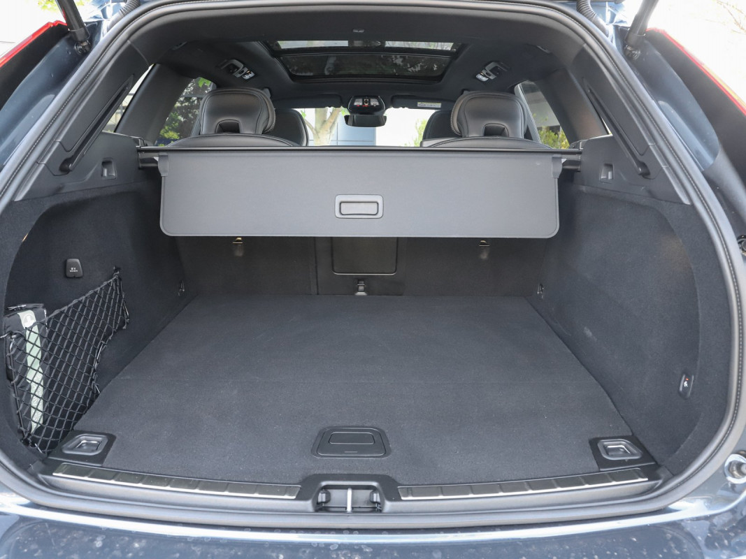 Volvo XC60 T6 TE AWD - SUV/Off-road - Blau - Gebrauchtwagen - Bild 11