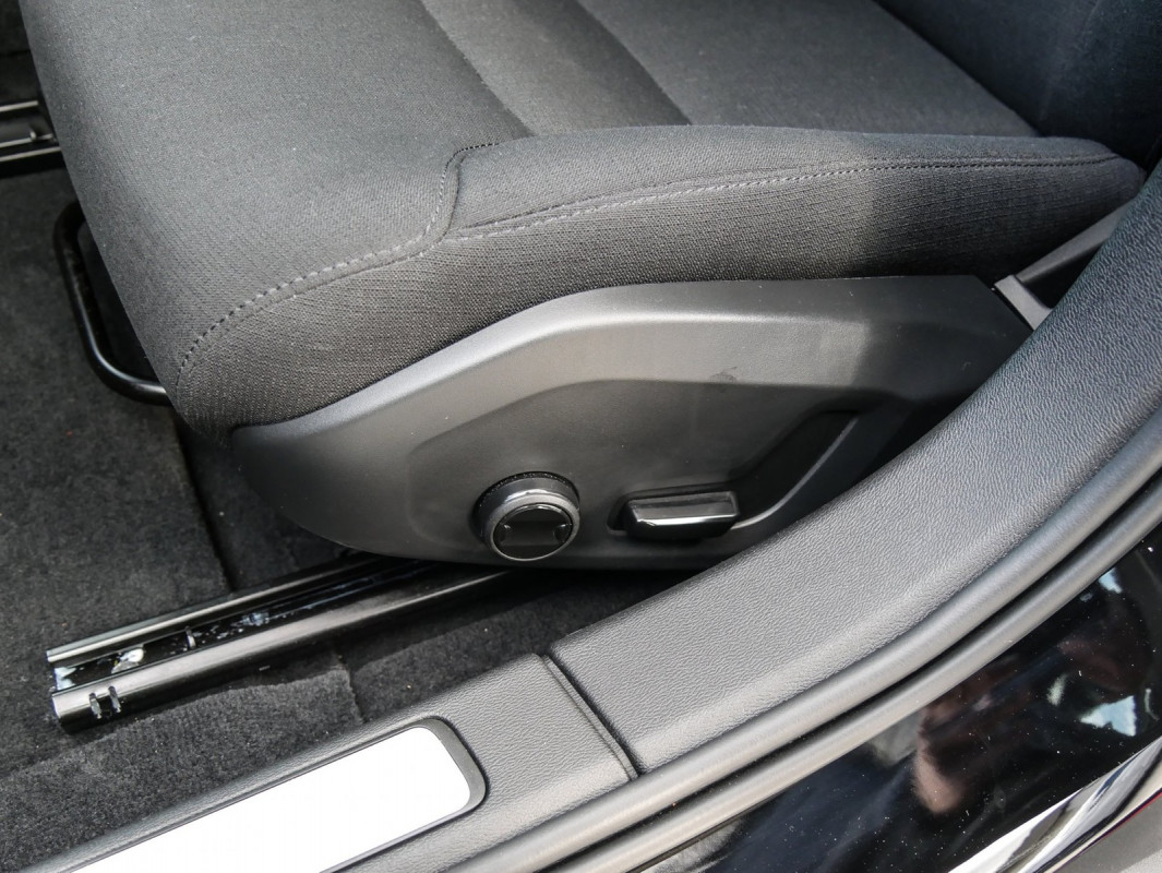 Volvo V60 B4 Cross Country - Kombi - Schwarz - Gebrauchtwagen - Bild 14
