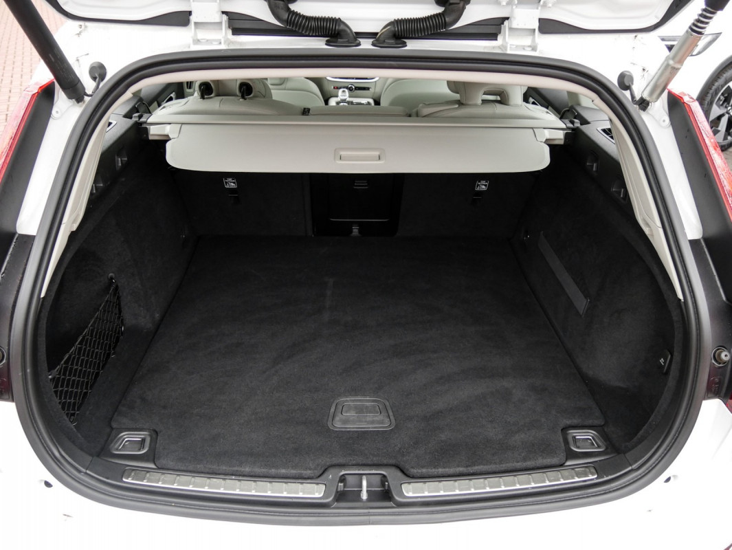 Volvo V60 T8 Twin Engine AWD - Kombi - Weiss - Gebrauchtwagen - Bild 12