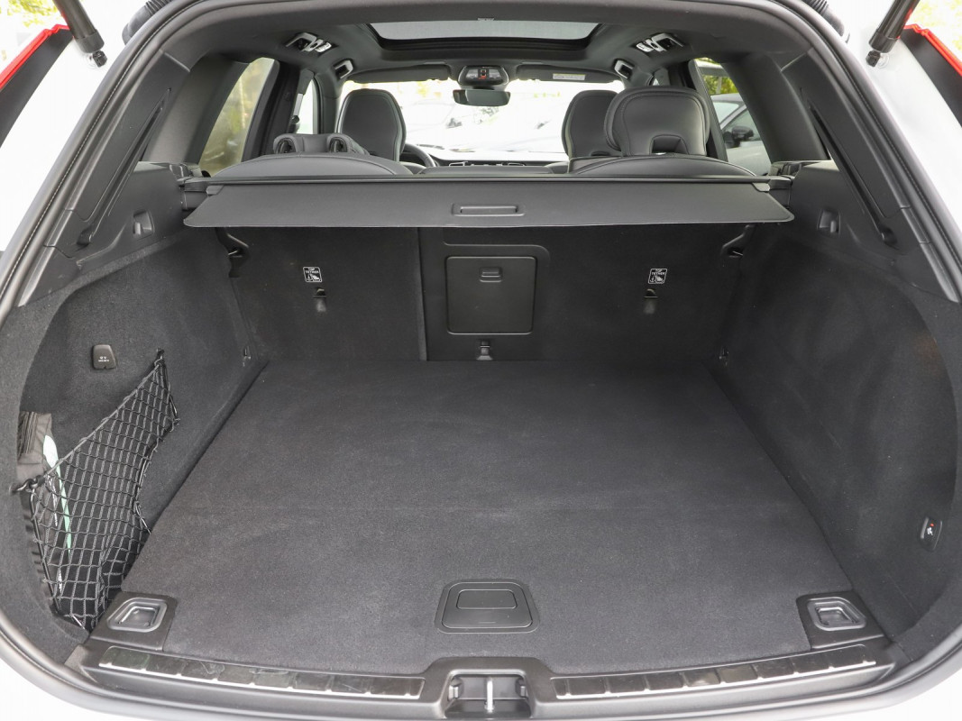 Volvo XC60 T6 AWD Recharge - SUV/Off-road - Weiss - Gebrauchtwagen - Bild 11