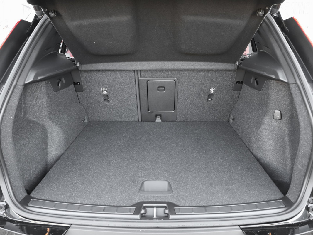 Volvo XC40 T3 INSCRIPTION Expression - SUV/Off-road - Schwarz - Gebrauchtwagen - Bild 11