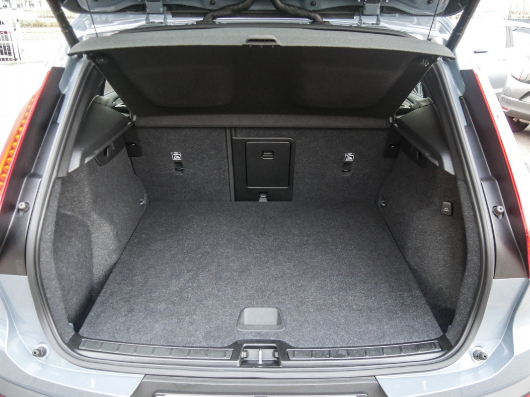 Volvo XC40 Momentum Pro 2WD - SUV/Off-road - Grau - Gebrauchtwagen - Bild 12