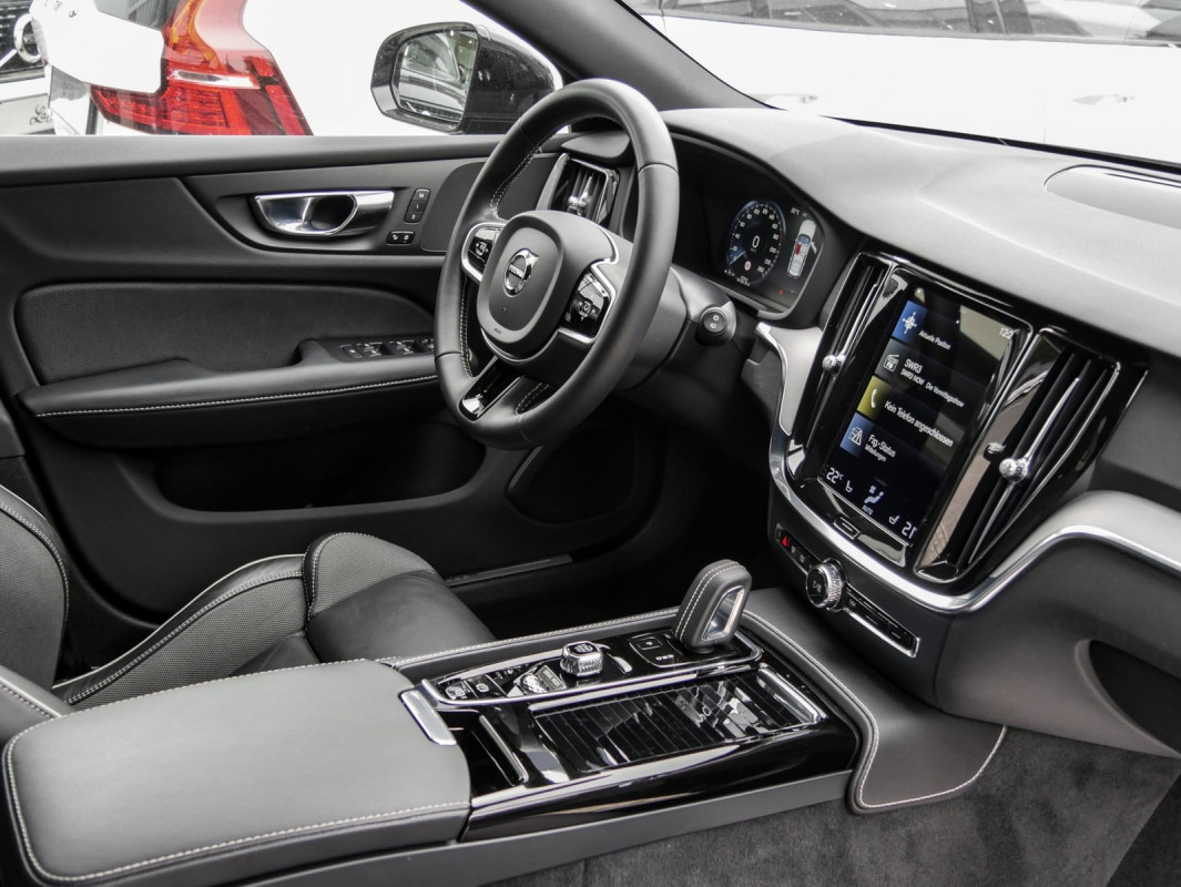 Volvo V60 T6 Recharge AWD - Kombi - Schwarz - Gebrauchtwagen - Bild 3