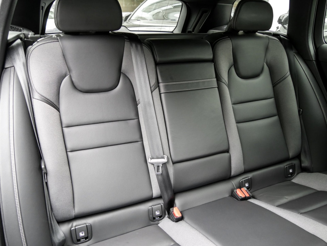 Volvo V60 T6 Recharge AWD - Kombi - Schwarz - Gebrauchtwagen - Bild 5