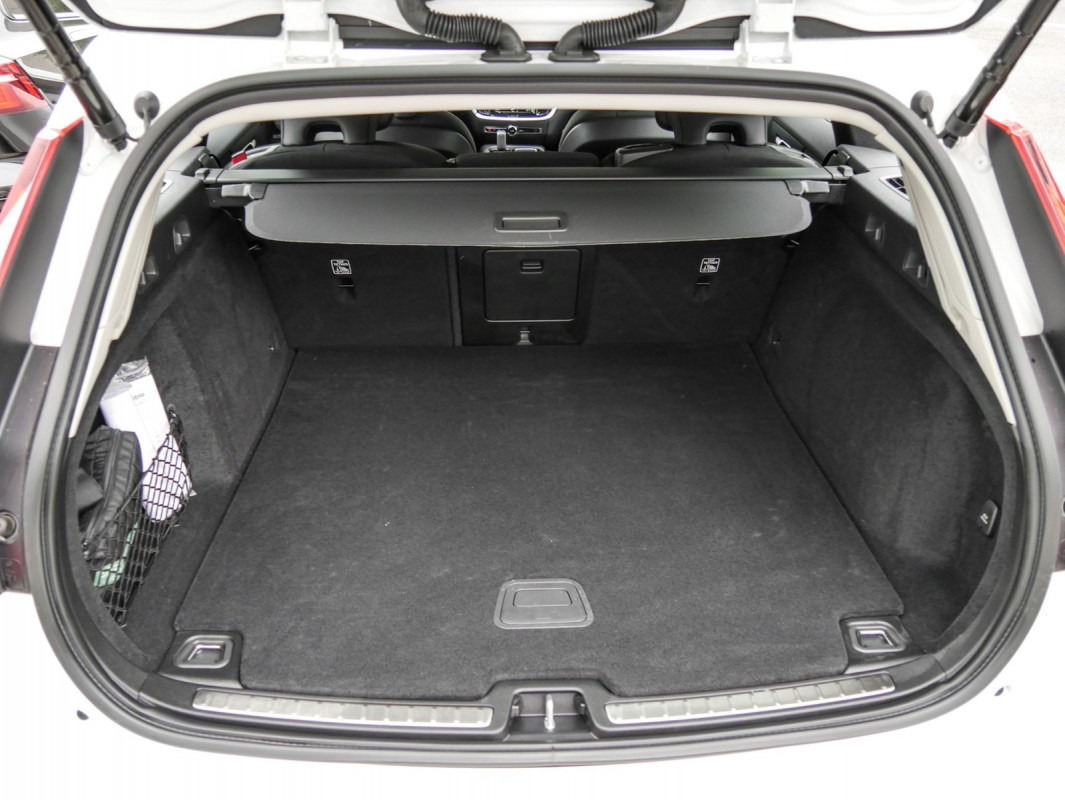 Volvo V60 T6 Recharge AWD - Kombi - Weiss - Gebrauchtwagen - Bild 12