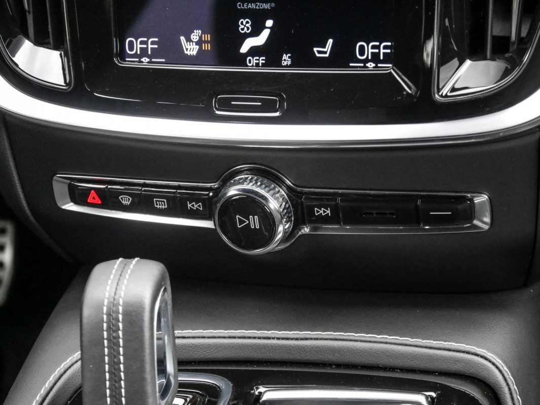 Volvo V60 Recharge T8 AWD - Kombi - Schwarz - Gebrauchtwagen - Bild 11