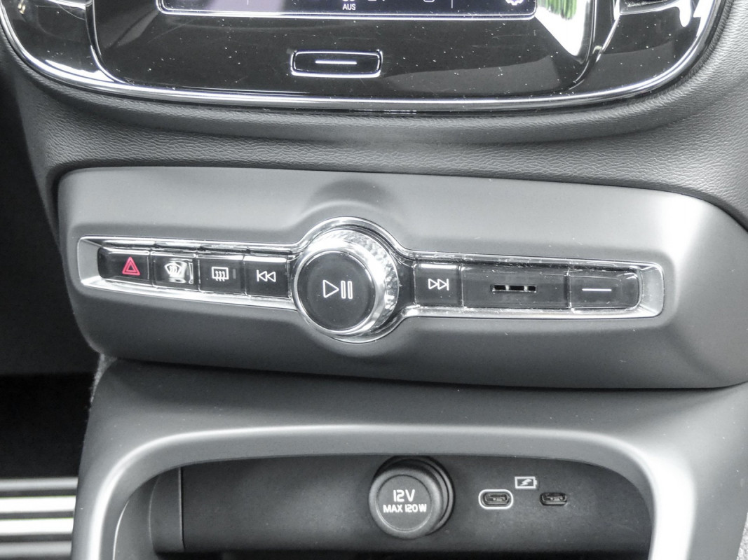 Volvo XC40 Recharge AWD - SUV/Off-road - Weiss - Gebrauchtwagen - Bild 11