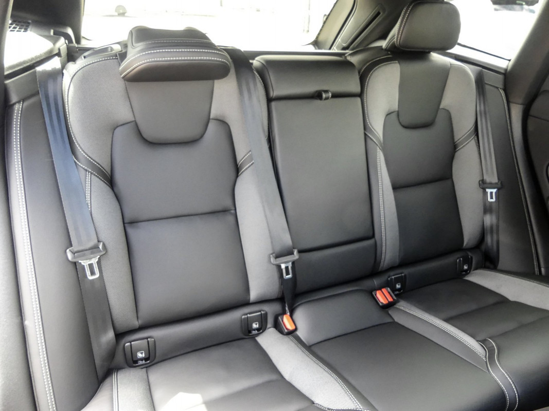 Volvo XC60 Recharge T6 AWD - SUV/Off-road - Blau - Neuwagen - Bild 4