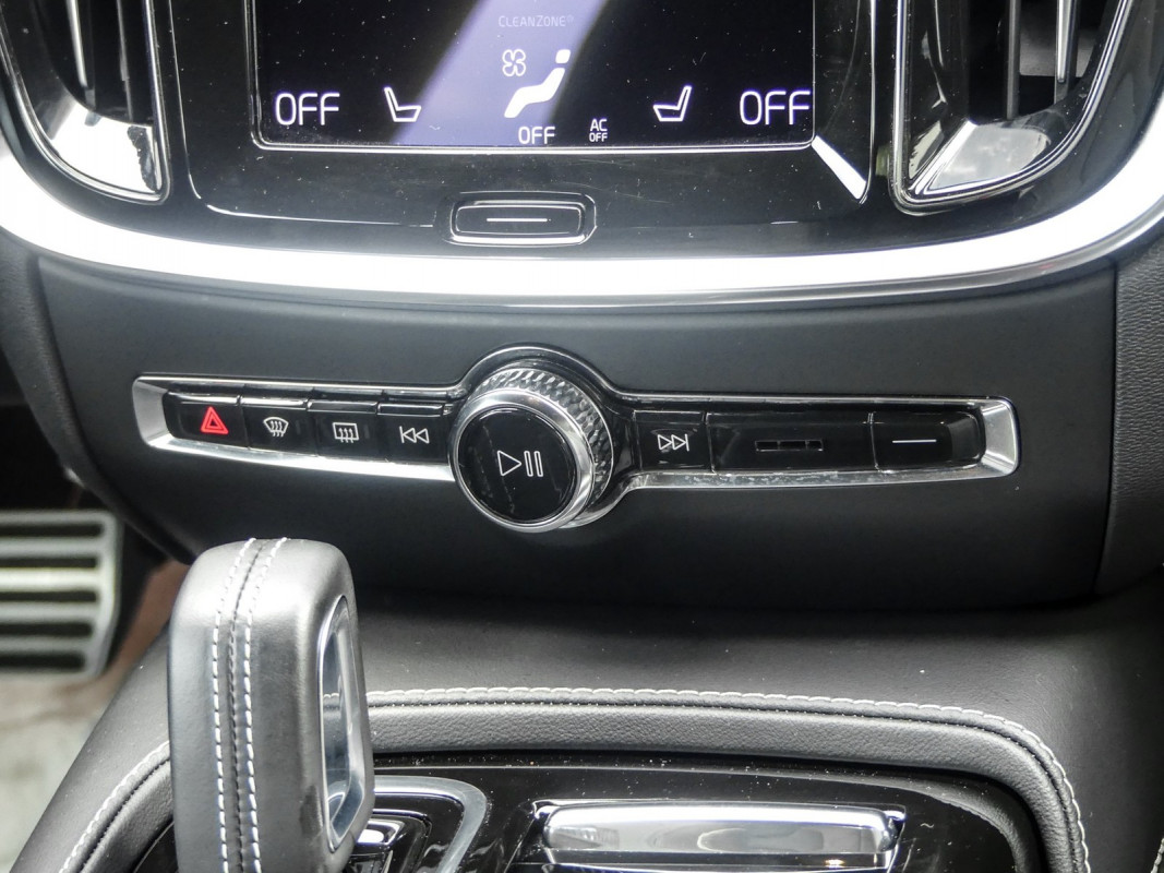 Volvo V60 T6 AWD Recharge - Kombi - Weiss - Gebrauchtwagen - Bild 11