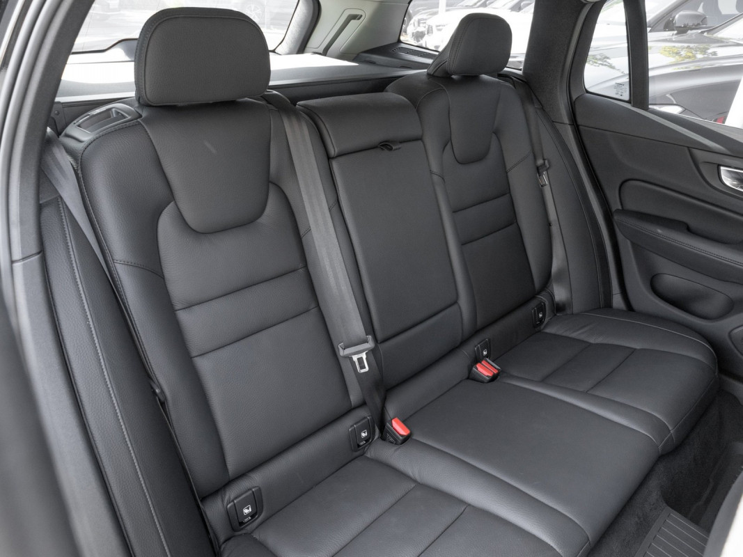 Volvo V60 B4 (B) DKG - Kombi - Schwarz - Gebrauchtwagen - Bild 5