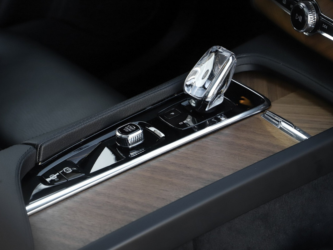 Volvo XC90 T8 Recharge AWD - SUV/Off-road - Weiss - Gebrauchtwagen - Bild 9