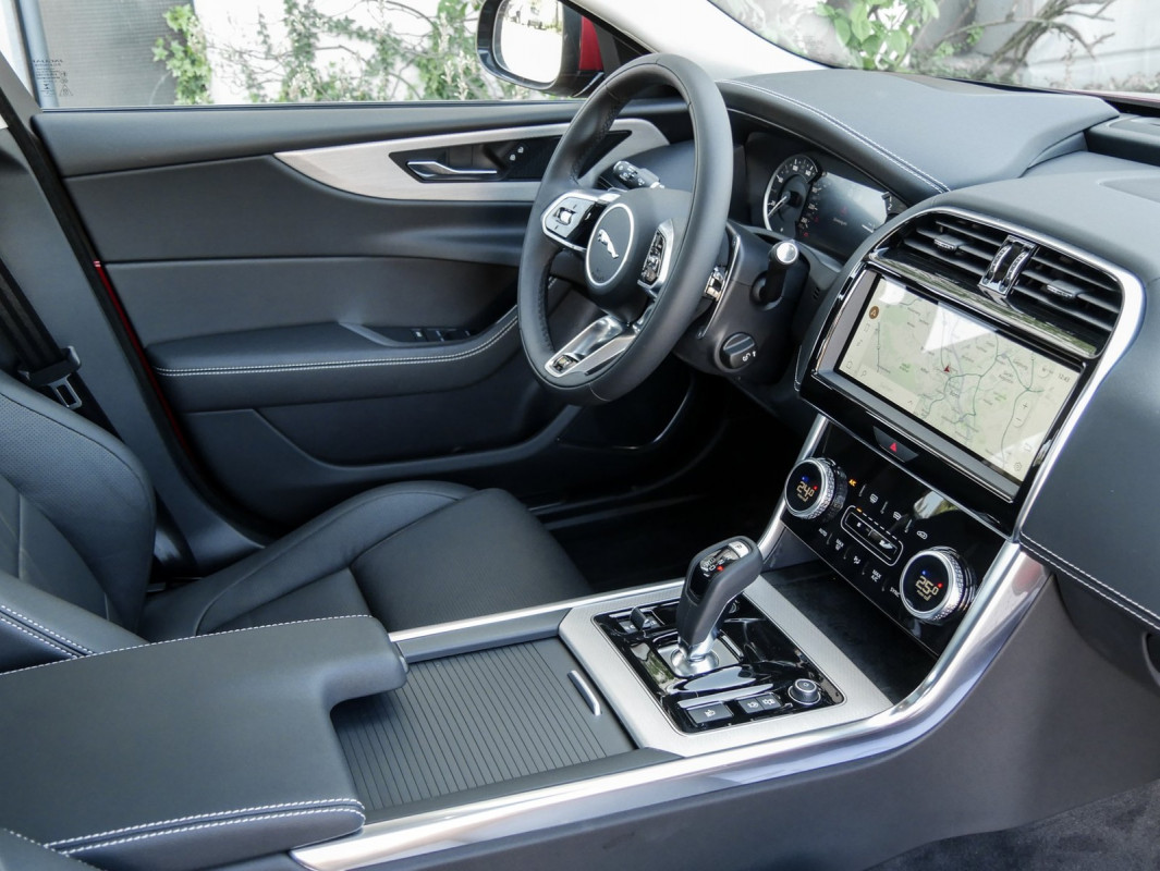 Jaguar XE - Limousine - Rot - Neuwagen - Bild 3
