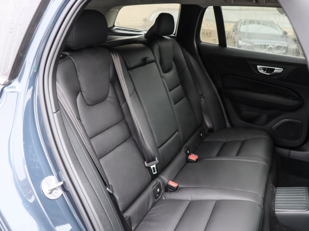 Volvo V60 Recharge Plug-In Hybrid AWD - Kombi - Blau - Neuwagen - Bild 4