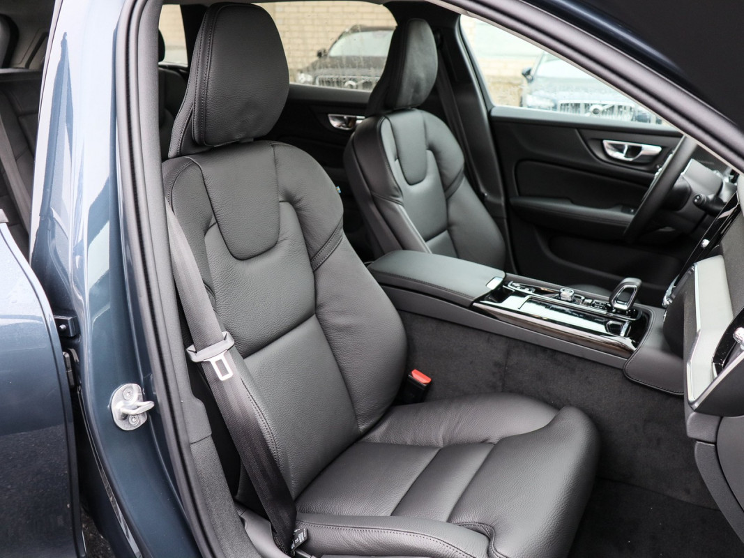 Volvo V60 Recharge Plug-In Hybrid AWD - Kombi - Blau - Neuwagen - Bild 6