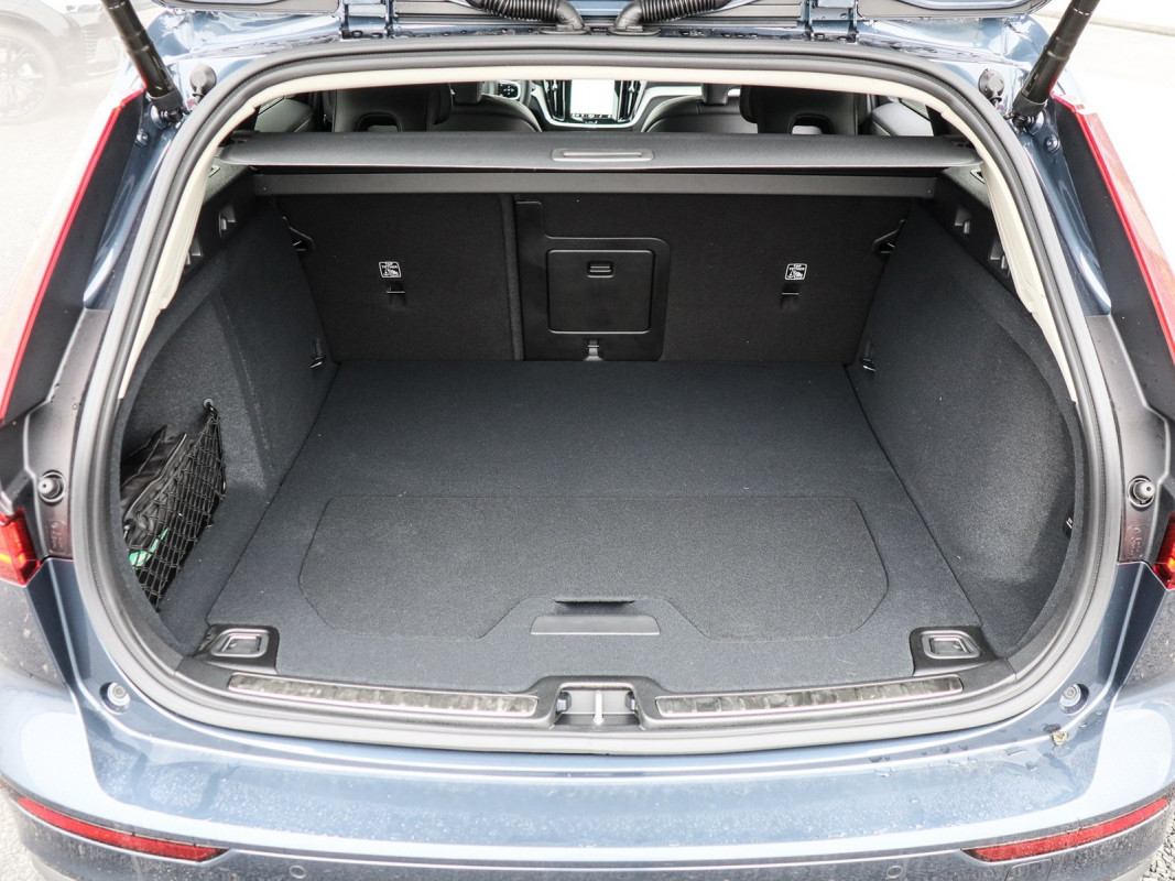 Volvo V60 Recharge Plug-In Hybrid AWD - Kombi - Blau - Neuwagen - Bild 10