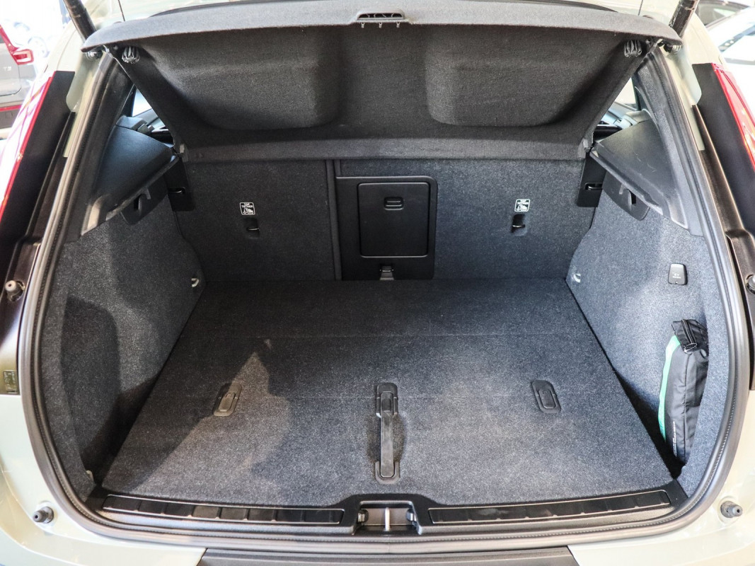 Volvo XC40 B4 (B) - SUV/Off-road - Grün - Gebrauchtwagen - Bild 12