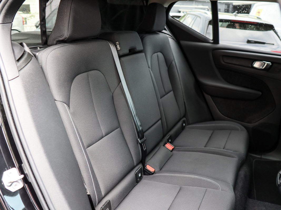 Volvo XC40 B4 Momentum Pro - SUV/Off-road - Schwarz - Gebrauchtwagen - Bild 5