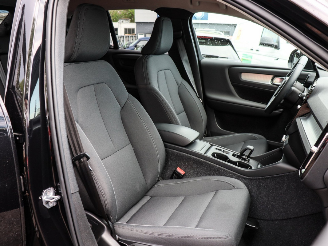 Volvo XC40 B4 Momentum Pro - SUV/Off-road - Schwarz - Gebrauchtwagen - Bild 7