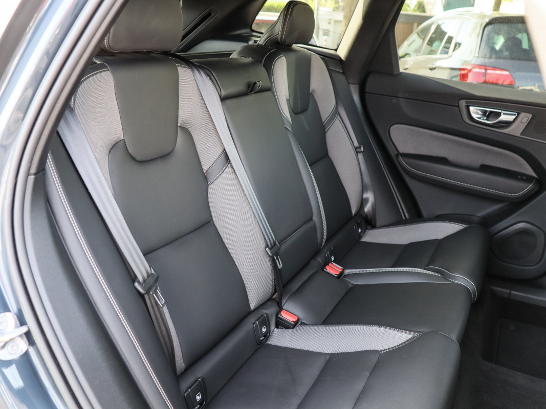 Volvo XC60 B4 (D) - SUV/Off-road - Blau - Gebrauchtwagen - Bild 5