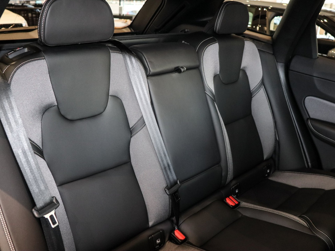 Volvo XC60 T6 AWD - SUV/Off-road - Schwarz - Gebrauchtwagen - Bild 5