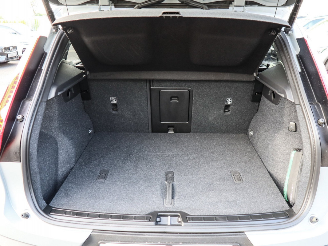 Volvo XC40 B4 (B) - SUV/Off-road - Grau - Gebrauchtwagen - Bild 12