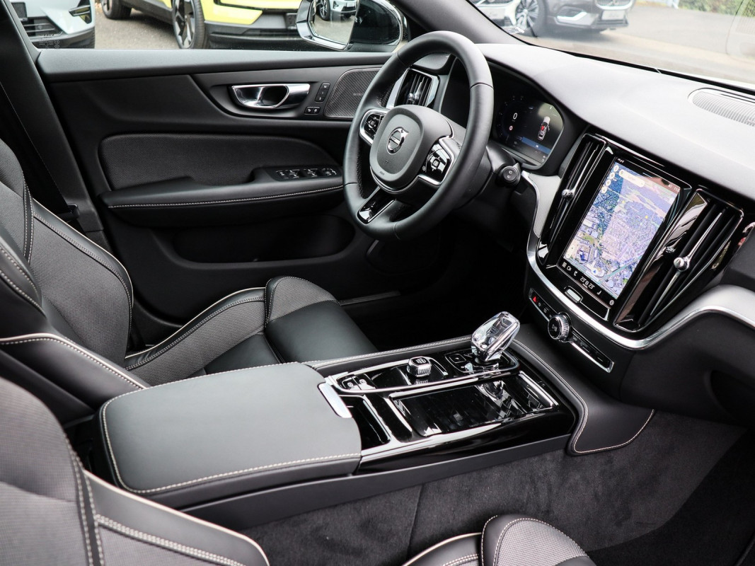 Volvo V60 T6 Recharge AWD - Kombi - Weiss - Gebrauchtwagen - Bild 3
