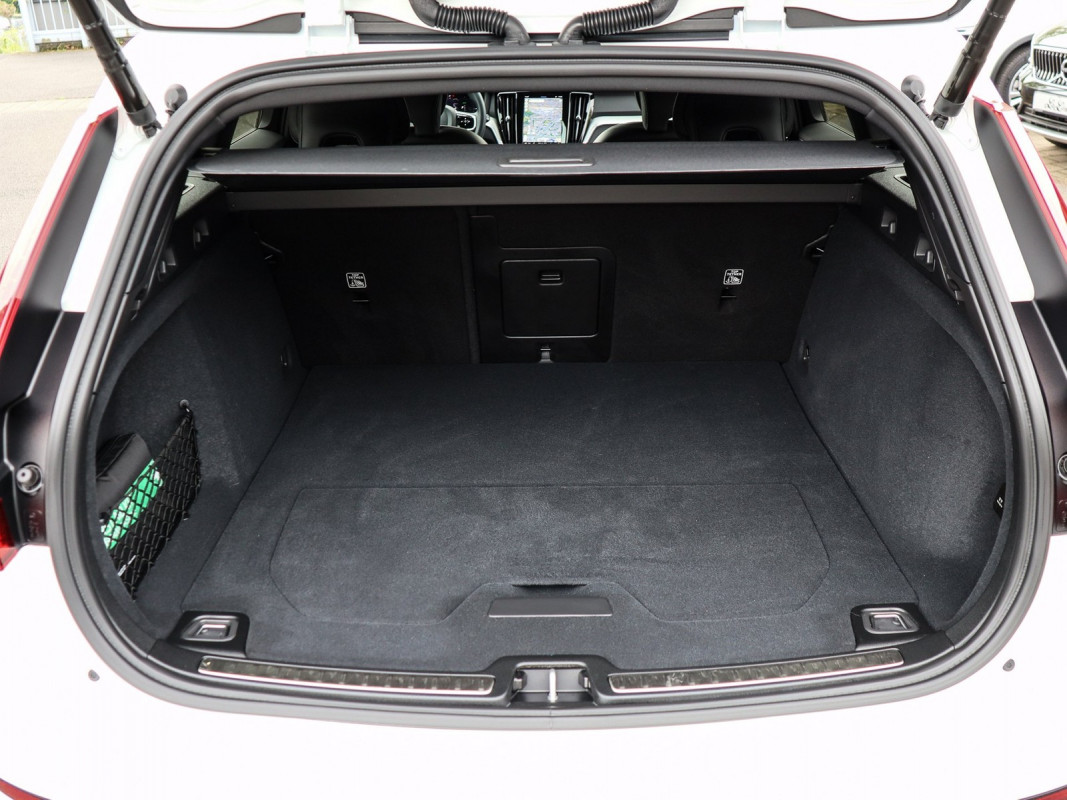 Volvo V60 T6 Recharge AWD - Kombi - Weiss - Gebrauchtwagen - Bild 12
