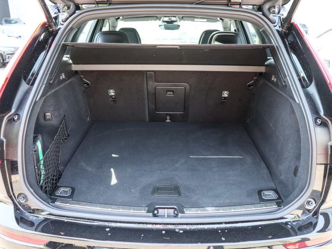 Volvo XC60 T6 AWD - SUV/Off-road - Schwarz - Gebrauchtwagen - Bild 11