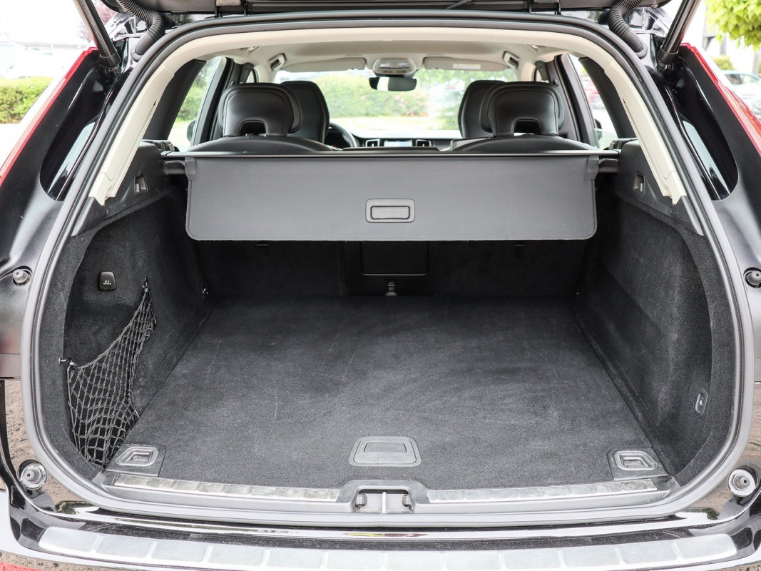 Volvo XC60 B4 Diesel - SUV/Off-road - Schwarz - Gebrauchtwagen - Bild 12