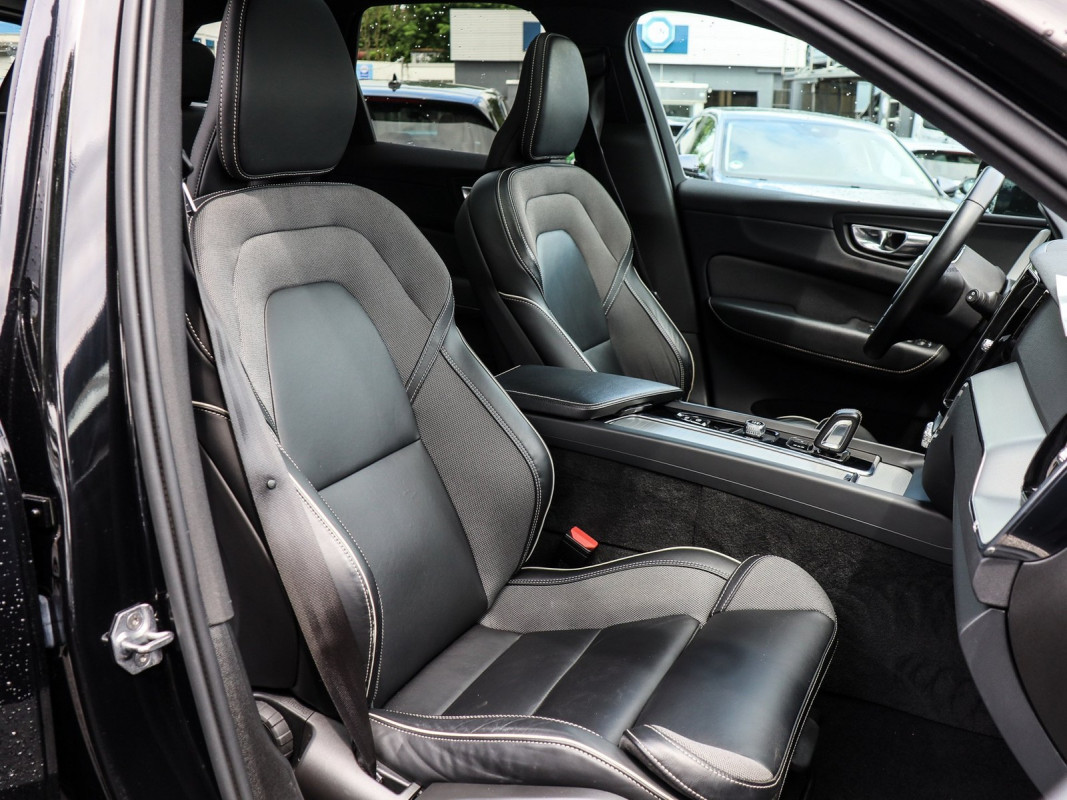 Volvo XC60 T6 R Design - SUV/Off-road - Schwarz - Gebrauchtwagen - Bild 7