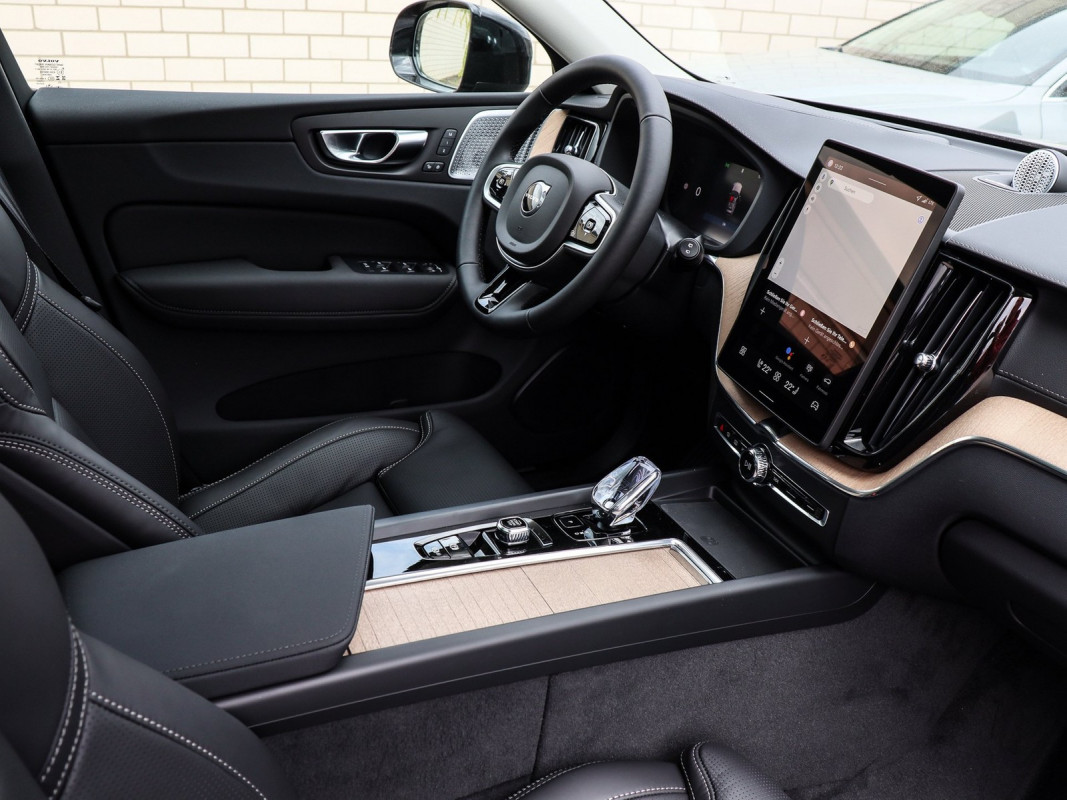 Volvo XC60 T8 Reskin Ultra Black Edition - SUV/Off-road - Silber - Gebrauchtwagen - Bild 3