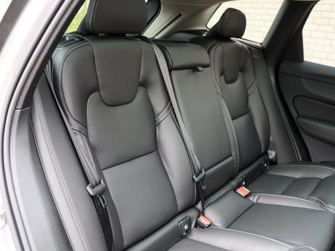 Volvo XC60 T8 Reskin Ultra Black Edition - SUV/Off-road - Silber - Gebrauchtwagen - Bild 5