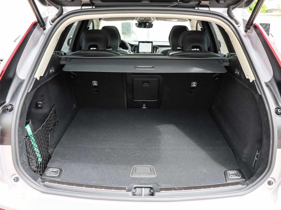 Volvo XC60 T8 Reskin Ultra Black Edition - SUV/Off-road - Silber - Gebrauchtwagen - Bild 12