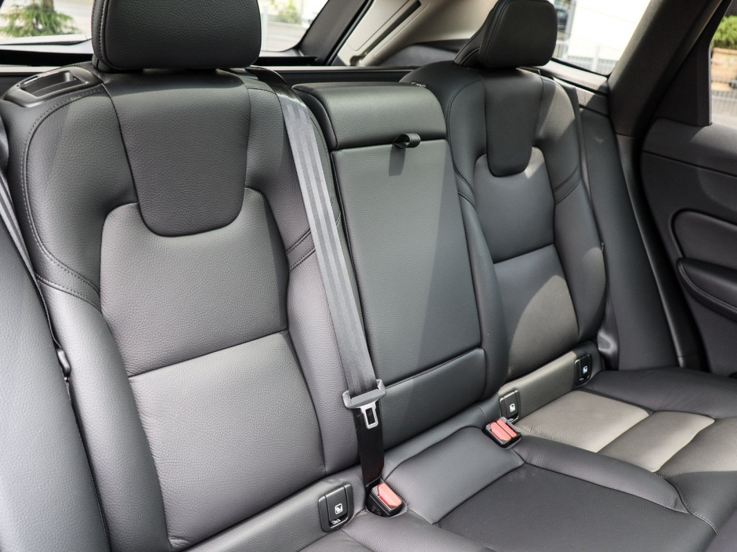 Volvo XC60 B4 Diesel AWD - SUV/Off-road - Blau - Gebrauchtwagen - Bild 5