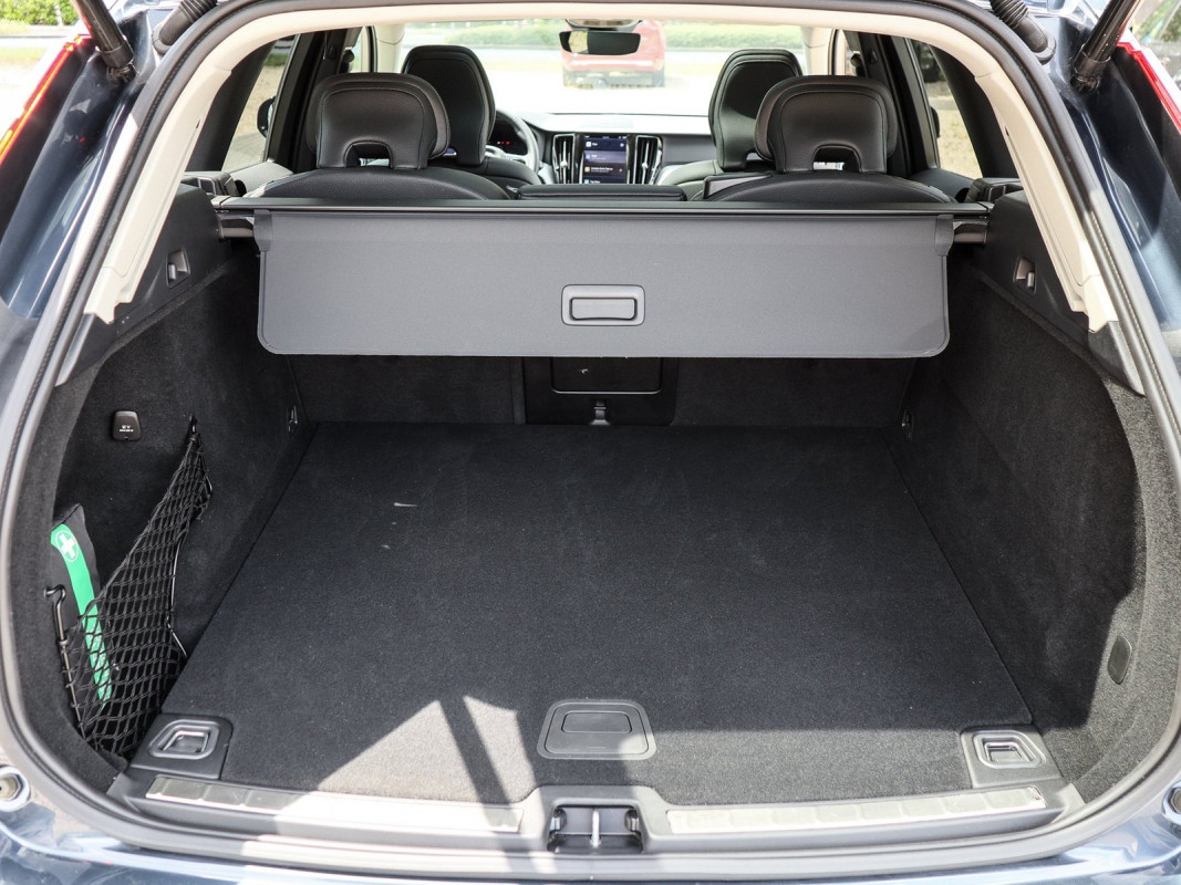 Volvo XC60 B4 Diesel AWD - SUV/Off-road - Blau - Gebrauchtwagen - Bild 11