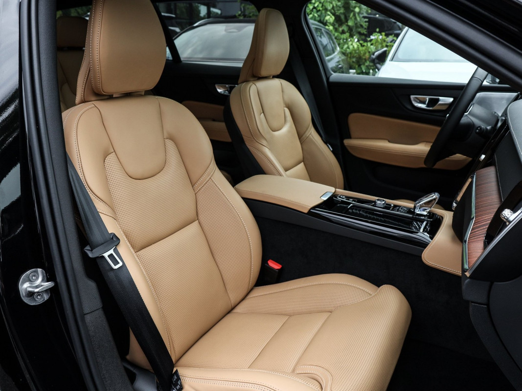 Volvo V60 T6 Recharge AWD - Kombi - Schwarz - Gebrauchtwagen - Bild 7