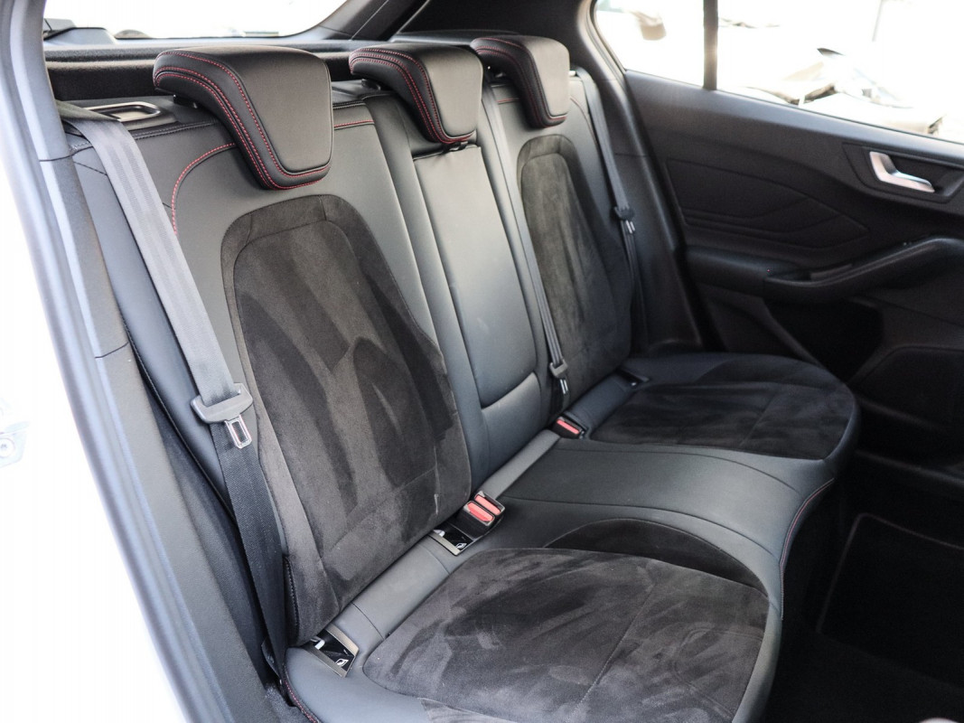 Ford Focus Lim ST-X Automatik, B&O, Winter P. LED Matrix, Sync 4 - Limousine - Weiss - Gebrauchtwagen - Bild 5