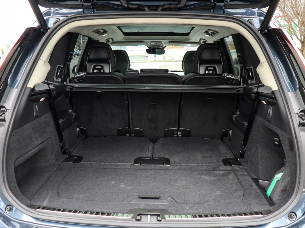 Volvo XC90 T8 Recharge Plug-In Hybrid AWD - SUV/Off-road - Blau - Gebrauchtwagen - Bild 12