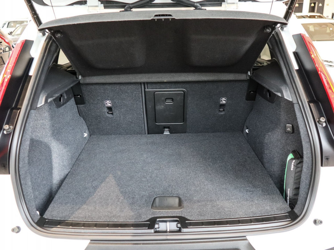 Volvo XC40 T5 Recharge - SUV/Off-road - Weiss - Gebrauchtwagen - Bild 12