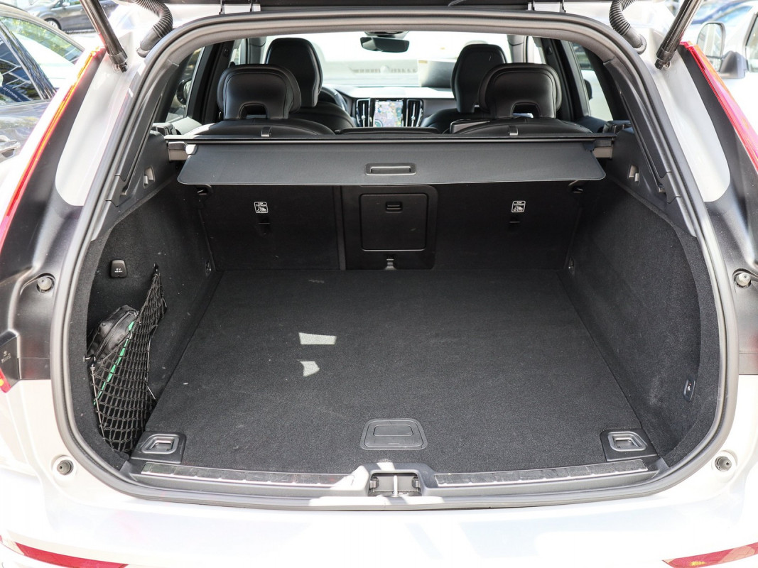 Volvo XC60 B5 (B) Benzin - SUV/Off-road - Silber - Gebrauchtwagen - Bild 12