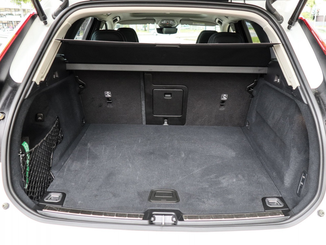 Volvo XC60 B5 (B) - SUV/Off-road - Weiss - Gebrauchtwagen - Bild 11