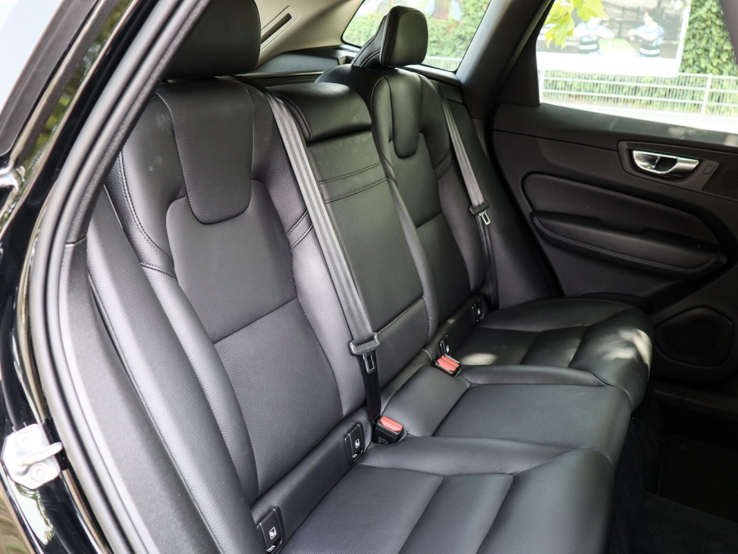 Volvo XC60 B4 Diesel - SUV/Off-road - Schwarz - Gebrauchtwagen - Bild 5