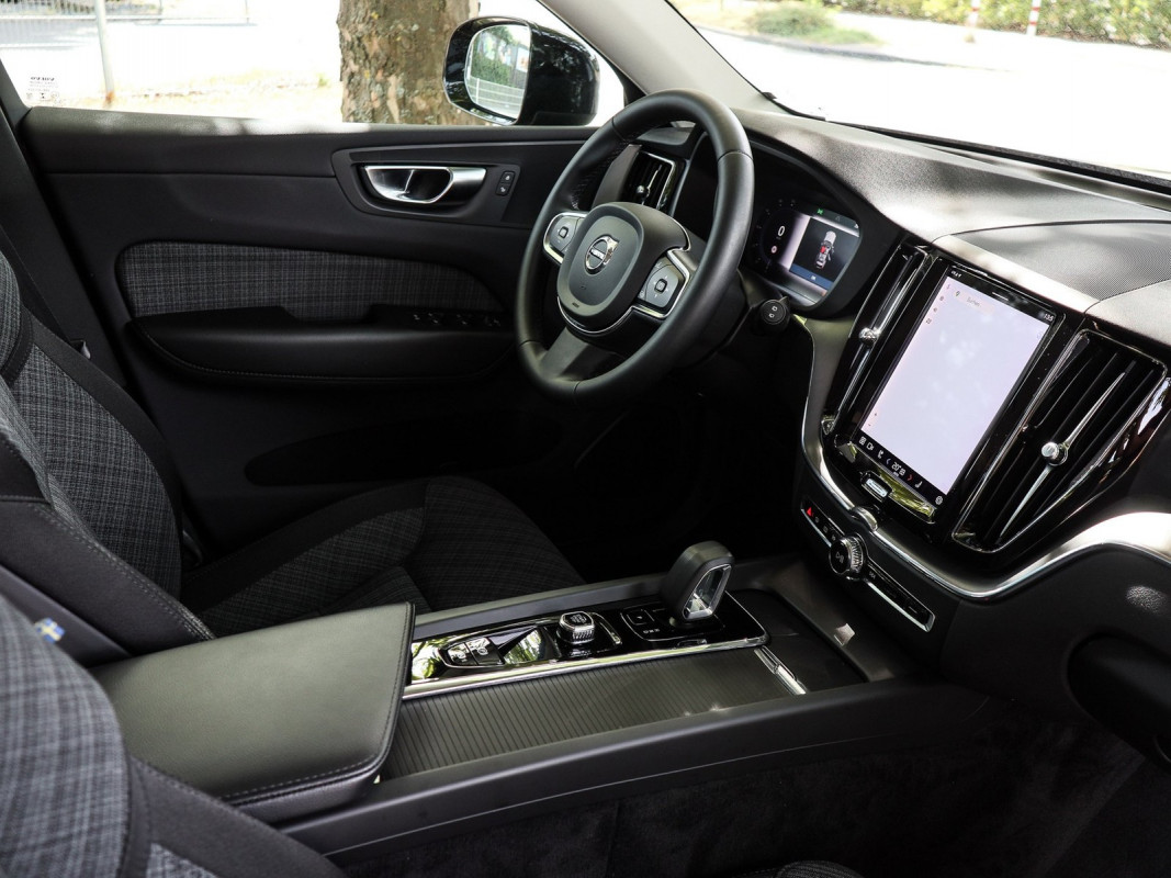 Volvo XC60 B4 Benzin - SUV/Off-road - Schwarz - Gebrauchtwagen - Bild 3